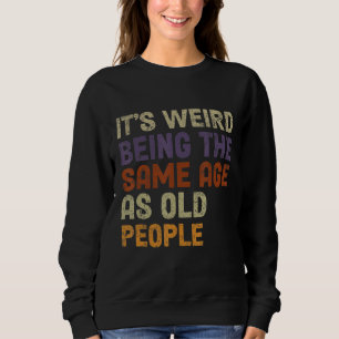 Det är Konstig att vara lika gammal som gammal.. T Shirt