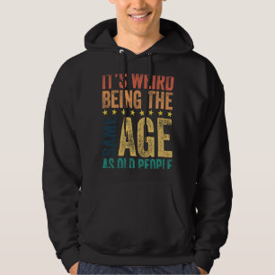 Det är Konstig att vara samma ålder som gamla folk Hoodie