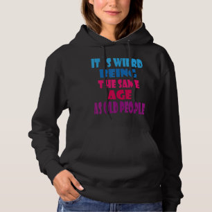 Det är Konstig att vara samma ålder som gamla folk T Shirt