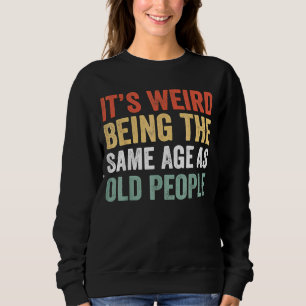 Det är Konstig att vara samma ålder som gamla kvin T Shirt