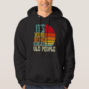 Det är Konstig att vara samma ålder som gamla männ Hoodie
