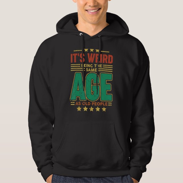 Det är Konstig att vara samma ålder som gamla männ Hoodie (Framsida)