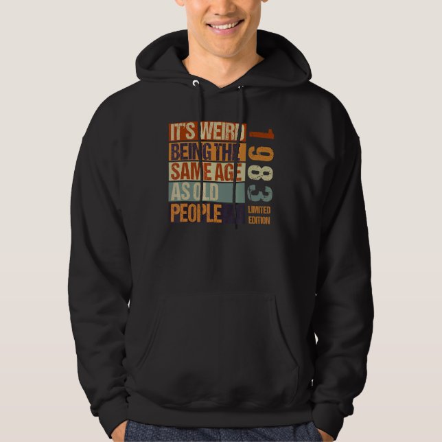 Det är Konstig att vara samma ålder som gamla männ Hoodie (Framsida)
