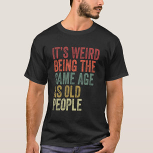 Det är Konstig att vara samma ålder som gamla männ T Shirt
