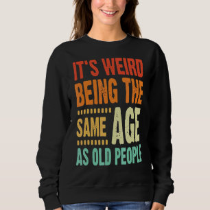 Det är Konstig att vara samma ålder som gamla männ T Shirt