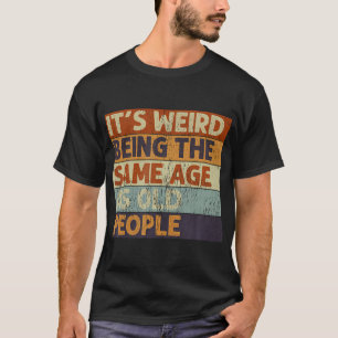 Det är Konstig att vara samma ålder som gamla männ T Shirt