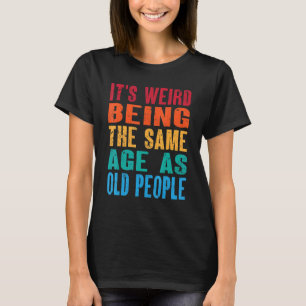 Det är Konstig att vara samma ålder som gamla männ T Shirt