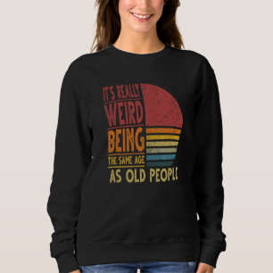 Det är Konstig att vara samma ålder som gamla männ T Shirt