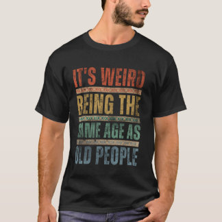 Det är Konstig att vara samma ålder som gamla männ T Shirt