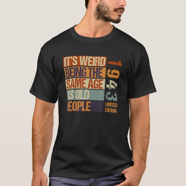 Det är Konstig att vara samma ålder som gamla männ T Shirt (Framsida)