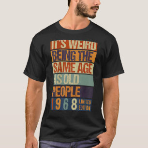 Det är Konstig att vara samma ålder som gamla männ T Shirt