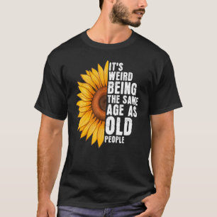 Det är Konstig att vara samma ålder som gamla männ T Shirt