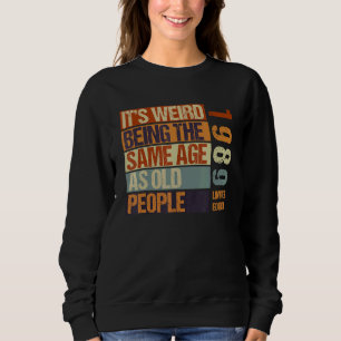 Det är Konstig att vara samma ålder som gamla männ T Shirt