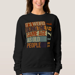 Det är Konstig att vara samma ålder som gamla männ T Shirt