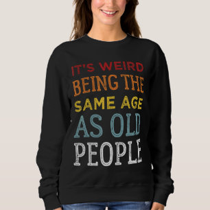 Det är Konstig att vara samma ålder som gamla Sarc T Shirt