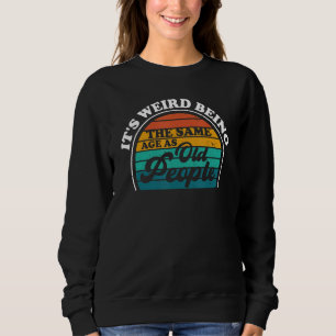 Det är Konstig att vara samma ålder som gamla Sarc T Shirt