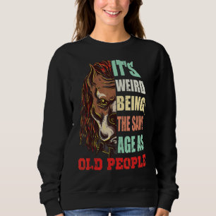 Det är Konstig att vara samma ålder som gamla Sarc T Shirt