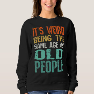 Det är Konstig att vara samma ålder som gamla Sarc T Shirt