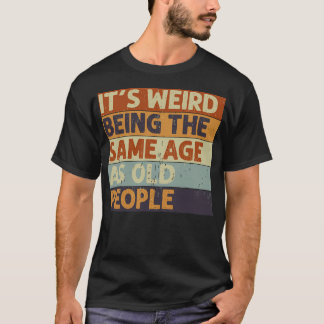 Det är Konstig att vara samma ålder som Retro Sarc T Shirt