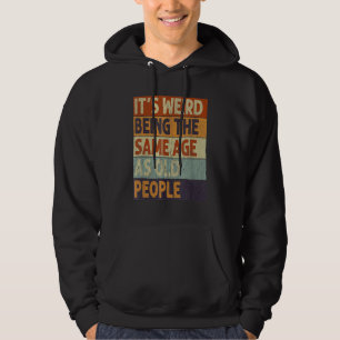 Det är konstigt att vara i samma ålder som gamla m hoodie