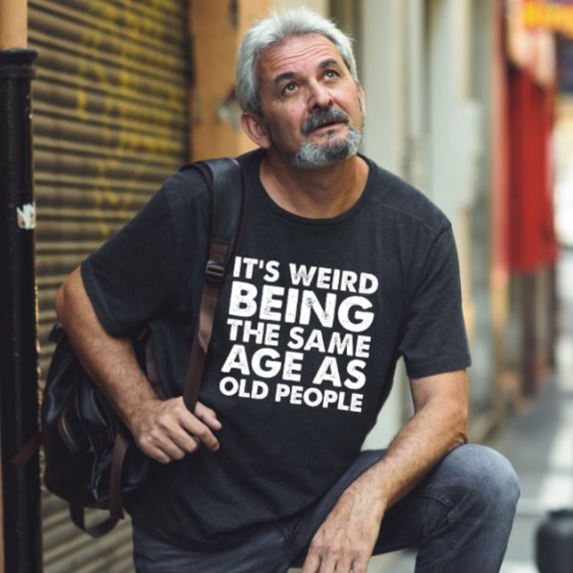 Det är konstigt att vara lika gammal som gamla män t shirt (Skapare uppladdad)