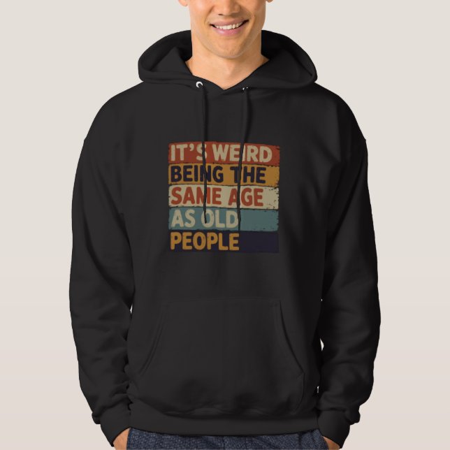Det är konstigt att vara samma ålder som gamla män hoodie (Framsida)