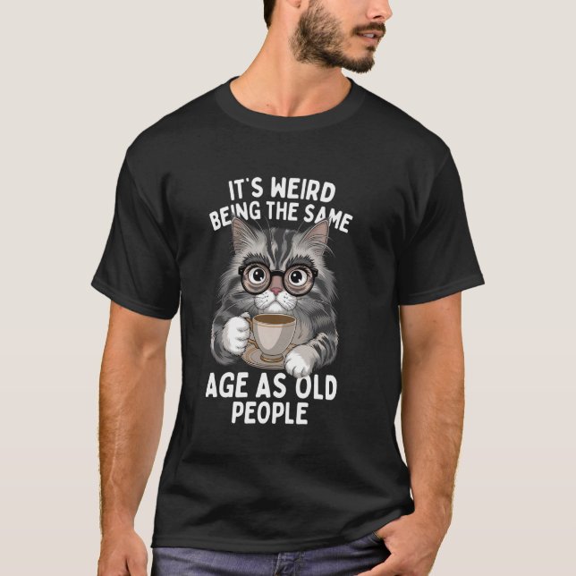 Det är konstigt att vara samma ålder som gamla män t shirt (Framsida)