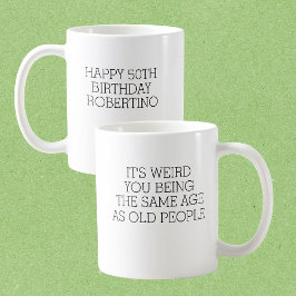 Det är konstigt samma gamla människor 50-årsdag kaffemugg