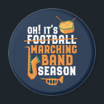 Det är Marching Band Season Funny Band Magnet<br><div class="desc">Lustigt marchande bandesign för dem som spelar saxofon, trumpet eller trumman i ett band, en orkester eller en musikalisk föreställning. Coola vintage retro-bandmusikvaror för bandgäss, bandnerd eller bandläger. Perfekt för marschering av bandrepetition och banbrytande träning för fotbollsspel halvtid show. Underbar gåva till högskola eller högskola studenter som vet hur man...</div>