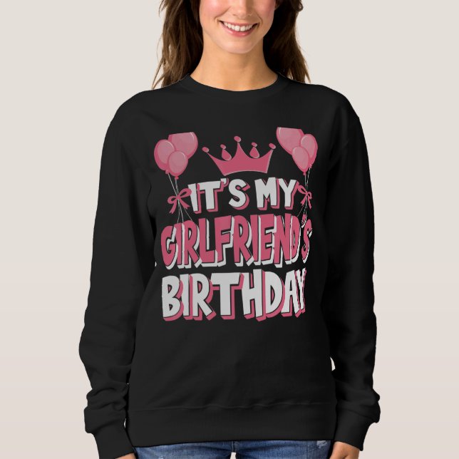 Det är min flickväns födelsedagshälsning t shirt (Framsida)