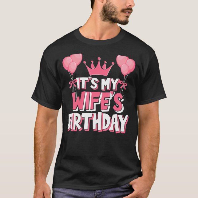 Det är min frus födelsedagshälsning t shirt (Framsida)