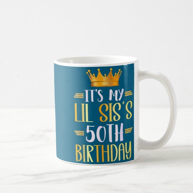 Det är min lillasysters 50-årsdag Grattis 50 år Kaffemugg (Höger)