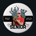 Det är min Senior Baseball-spelarknapp för förälde Knapp<br><div class="desc">Visa ditt stöd för basebollspelaren med den här anpassningsbarna! Numret,  året och "seniornivån" kan anpassas och även läggas till din egen bild. Perfekt för hela säsongen,  övernattning eller föräldranatt!</div>