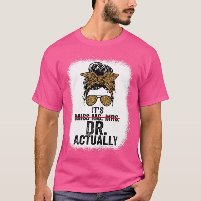 Det är miss Mrs Dr. Doktor Studenten App T Shirt (Framsida)