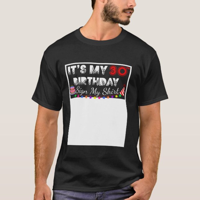 Det är mitt 30års födelsedag som undertecknar mitt t shirt (Framsida)