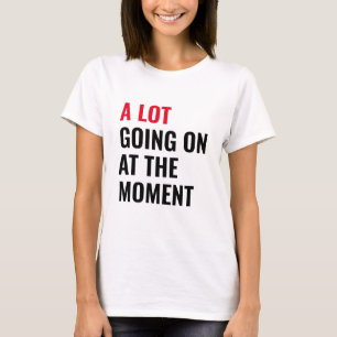 Det är mycket som pågår vid den nutida ljuva konse t shirt