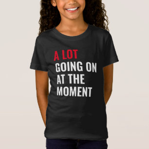 Det är mycket som pågår vid den nutida ljuva konse t shirt