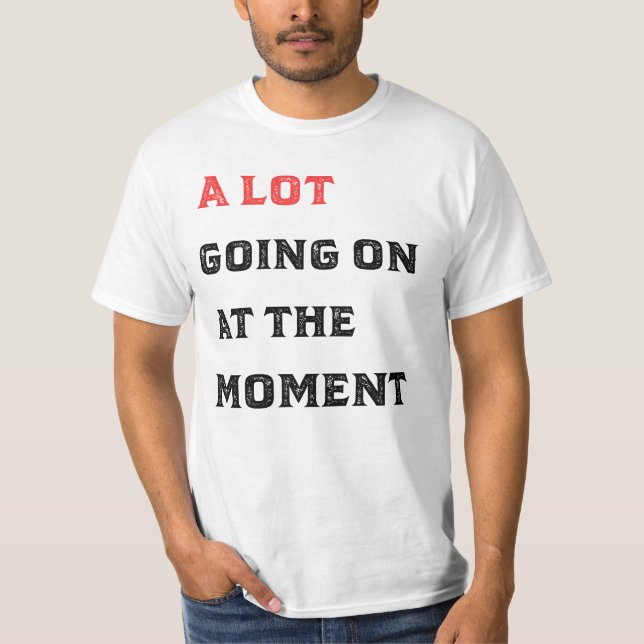 Det är mycket som pågår vid skjortan just nu t shirt (Framsida)