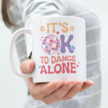 Det är okej att dansa Ensam Funny Single Self Kärl Kaffemugg<br><div class="desc">Det är okej att dansa Ensam Funny Single Self Kärlek Tea Coffee Mugg har den moderna typografin "Det är okej att dansa ensam" som accentueras med en disco boll,  kärlek-hjärtan,  stjärnor och blomkryddor. Designad av Evco Studio www.zazzle.com/store/evcostudio</div>