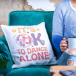 Det är okej att dansa Ensam Funny Single Self Kärl Kudde<br><div class="desc">Det är okej att dansa Ensam Funny Single Self Kärlek Dekorativ kudde har den moderna typografin "Det är okej att dansa ensam" som accentueras med en disco boll,  kärlek-hjärtan,  stjärnor och gräddblommor. Designad av Evco Studio www.zazzle.com/store/evcostudio</div>