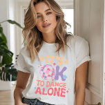 Det är okej att dansa Ensam Funny Single Self Kärl T Shirt<br><div class="desc">Det är okej att dansa Ensam Funny Single Self Kärlek Women's T-shirt har den moderna typografin "Det är okej att dansa ensam" accentuerad med en disco boll,  kärlek hjärtan,  stjärnor och blomkryddor. Designad av Evco Studio www.zazzle.com/store/evcostudio</div>
