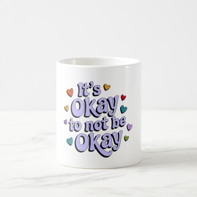 Det är okej att inte vara okej kaffemugg (Center)