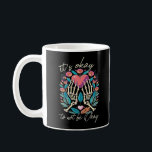 Det är okej att inte vara okej - Skeleton Händer m Kaffemugg<br><div class="desc">En "Det är okej att inte vara okej" med händernas hjärtdesign. Stödjande,  djärv och gotisk.</div>