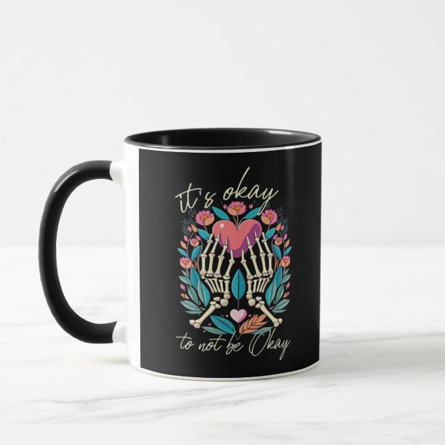 Det är okej att inte vara okej - Skeleton Händer m Mugg (Vänster)