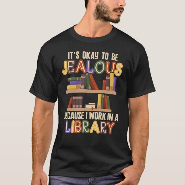 Det är okej att jag jobbar i Bibliotek Libraria T Shirt (Framsida)