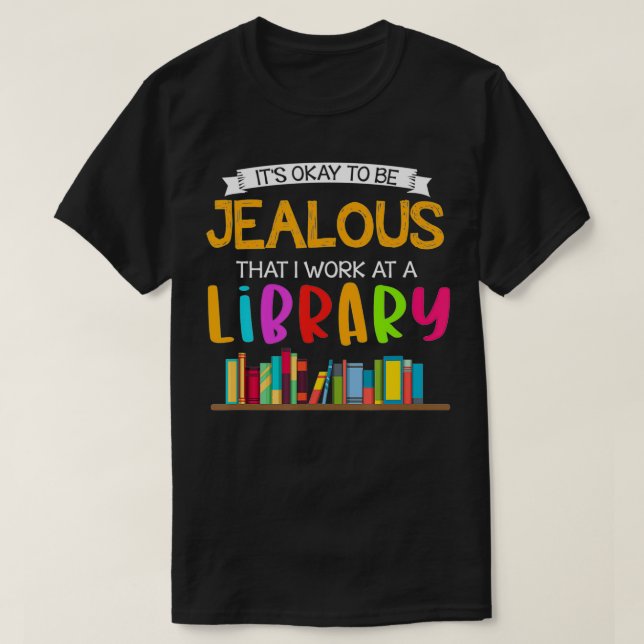Det är okej att jag jobbar på Bibliotek B T Shirt (Design framsida)