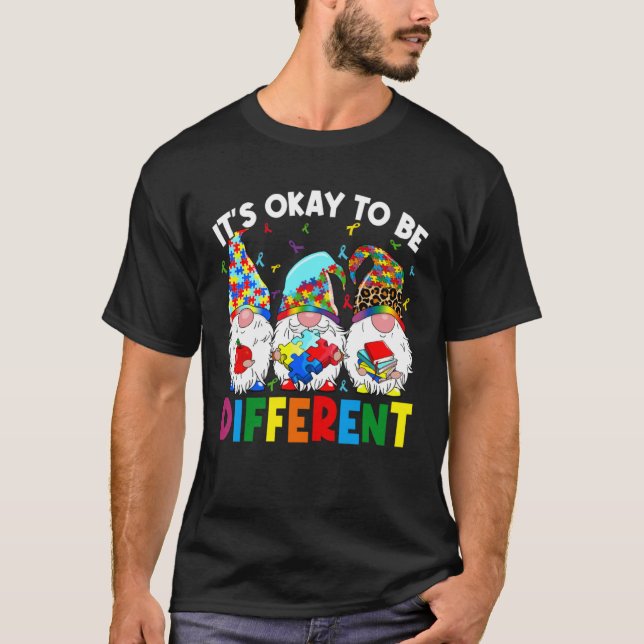 Det är okej att vara annorlunda Gnomes Autism Awar T Shirt (Framsida)
