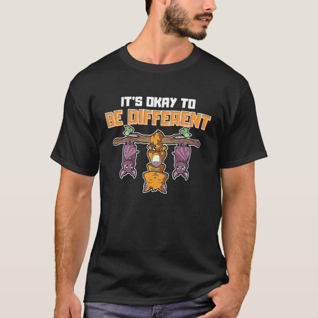 Det är okej att vara annorlunda Sei Anders Cat Bat T Shirt (Framsida)