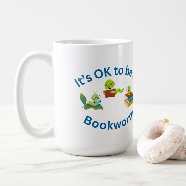 Det är okej att vara bokmask kaffemugg (Med munk)