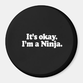 Det är okej, jag är en NINJA. T-shirt Magnet